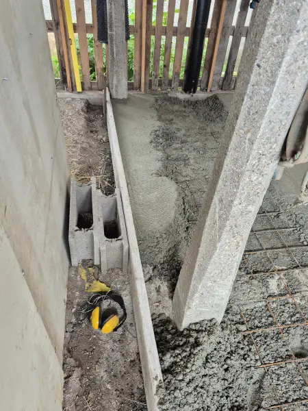 Udvar betonozása kőlábazatos háznál – Izsófalva