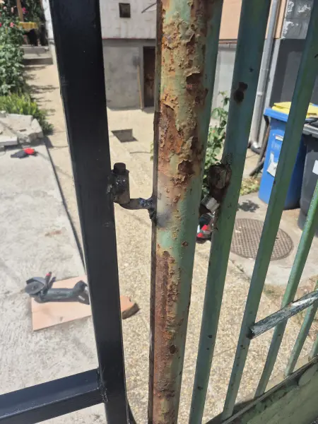 A régi, rozsdás oszlop – ehelyett készül az új.