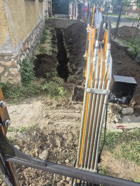 A nyomvonal a ház előtti lépcsőnél.
