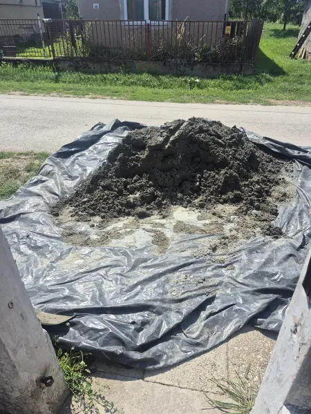 A helyszínen kevert beton fólián, az udvaron.