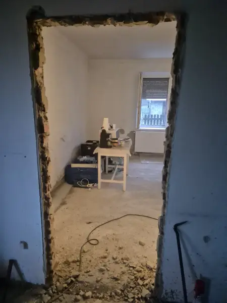 Ajtócsere, áthidaló beépítése és betonozás – Izsófalva