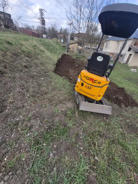 A gép a rézsű mentén dolgozik.