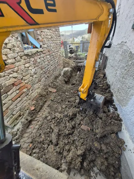 A kotrókanál a szűk árokban dolgozik.