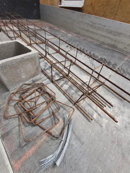Előre kötött betonacél kosarak.