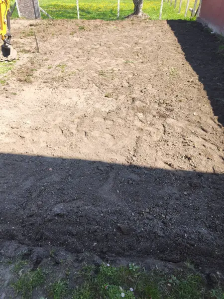 A kiszedett tükör a telken.