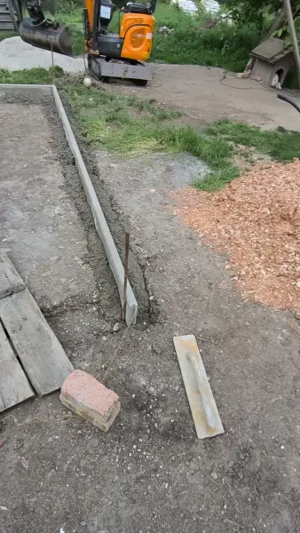 A szegélysor és a minikotró – készül a keret.